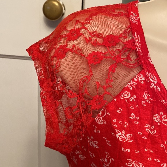 Venus Small Red with White Pattern & Lace Sleeve Detail Short Sleeve Shirt - Picture 4 of 9